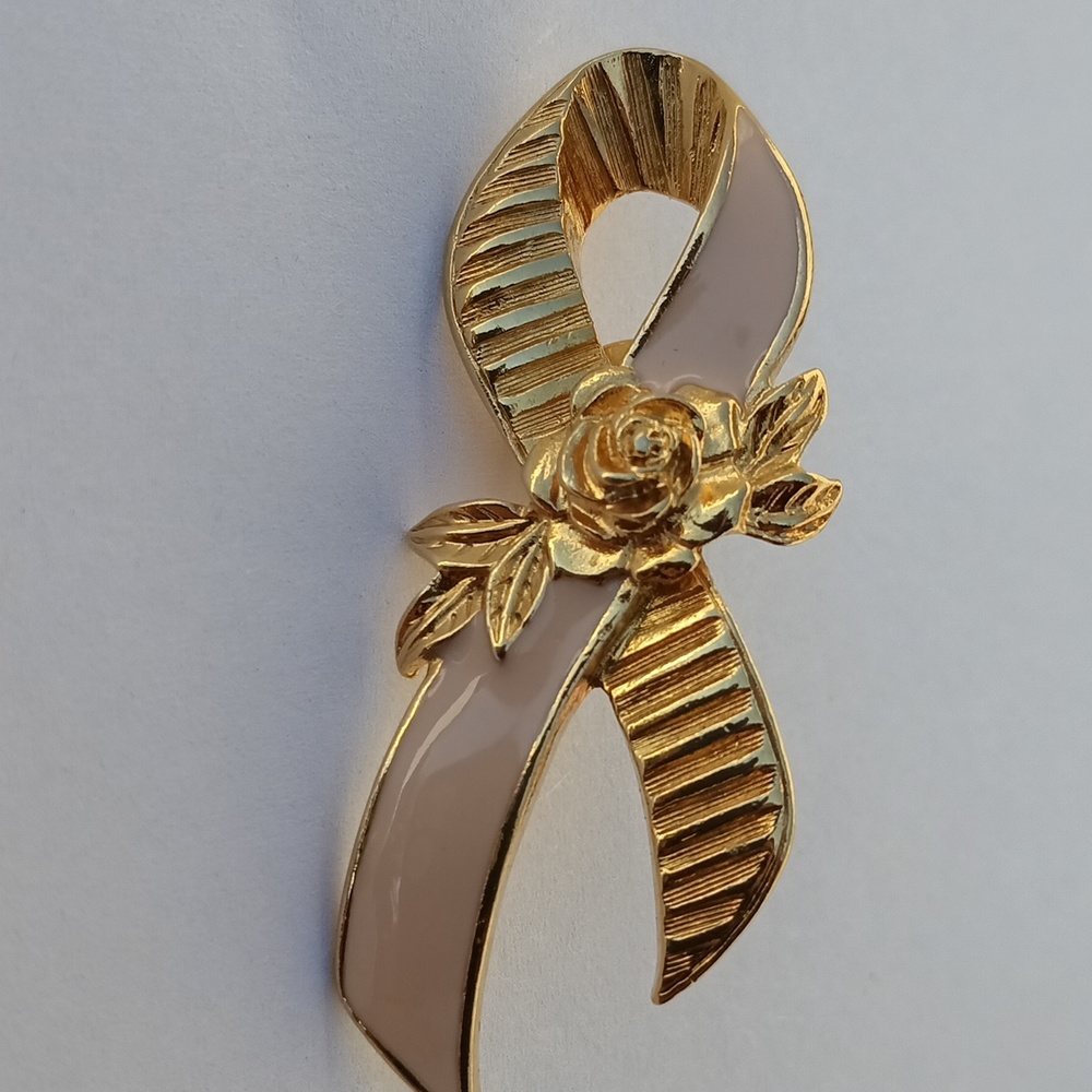 Avon Breast Cancer pin/brooch pink and gold Breast Cancer Ribbon lapel pin - Picture 4 of 6